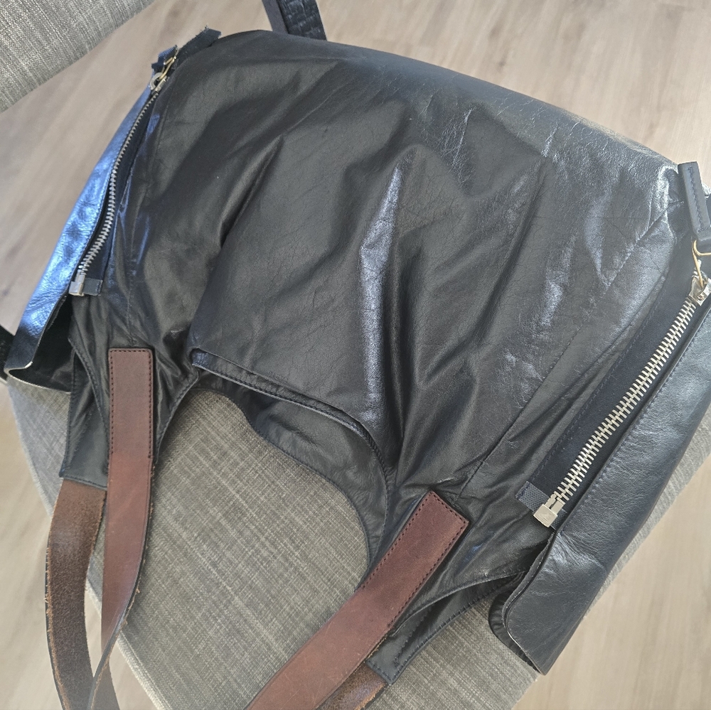 Elegant Celine Black and Brown Leather Tote Bag - Picture 4 of 15